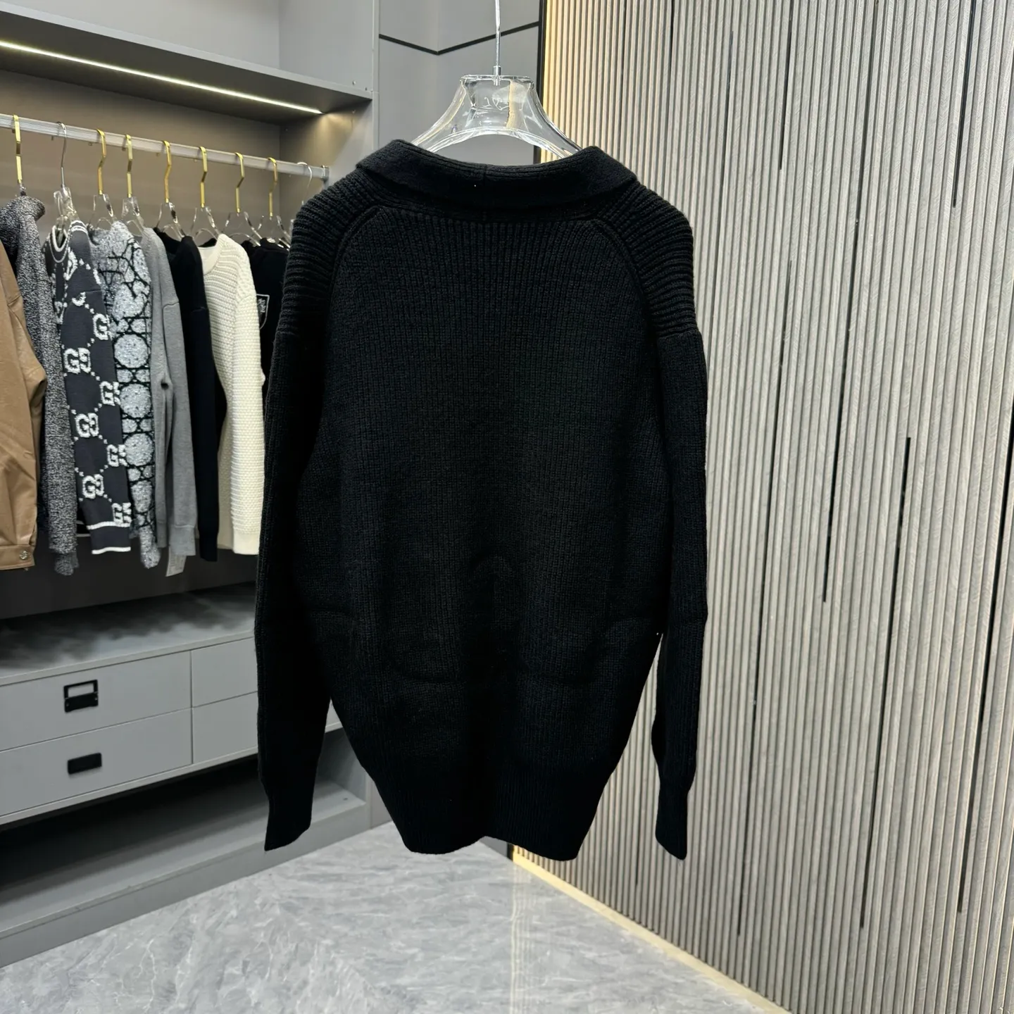 🅿️280 LF Ralph Lauren 25FW Taoist robe sweater is made of top-grade cashmere yarn. The new autumn and winter Oblique jacquard knitted cashmere sweater has a double-sided wearable design and is made of high-quality cashmere material. After fine weaving process, it presents a soft and comfortable touch and excellent thermal insulation performance. The iconic Oblique jacquard pattern is perfectly presented through precision knitting technology. It can be worn on both sides, showing different style charms. The round neck design is simple and elegant, suitable for various matching occasions. Exquisite knitting technology ensures that the clothes are not easily deformed and remain crisp and long-lasting. The double-sided design concept reflects LV's perfect balance of practicality and fashion. Each sweater undergoes strict quality inspection to ensure that the quality meets the brand's consistently high standards. This knitted item combines warmth and style, making it an exquisite addition to your autumn and winter wardrobe. Size:S/M/L/XL